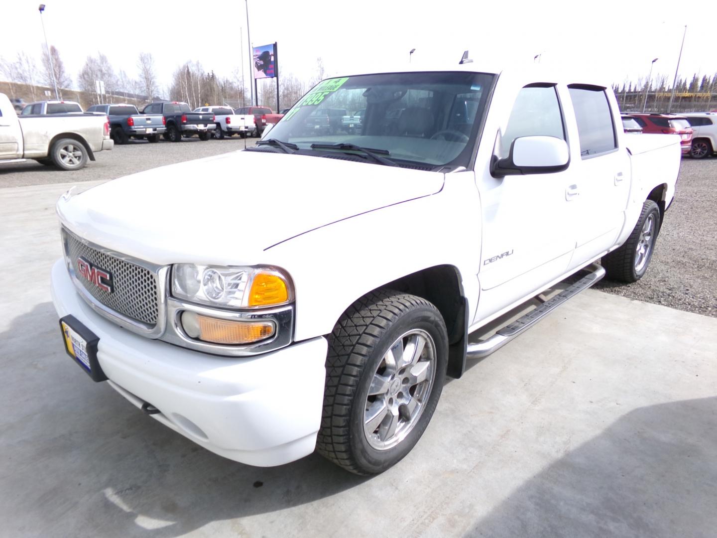 2007 White /Black GMC Sierra Classic 1500 Denali Crew Cab AWD (2GTEK63N471) with an 6.0L V8 OHV 16V engine, 4-Speed Automatic Overdrive transmission, located at 2630 Philips Field Rd., Fairbanks, AK, 99709, (907) 458-0593, 64.848068, -147.780609 - Photo#0